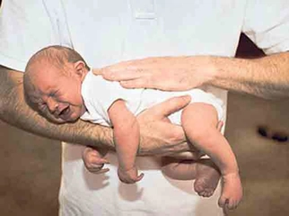 Yeni Doğan Bebeğin Gazı Nasıl Çıkarılır?